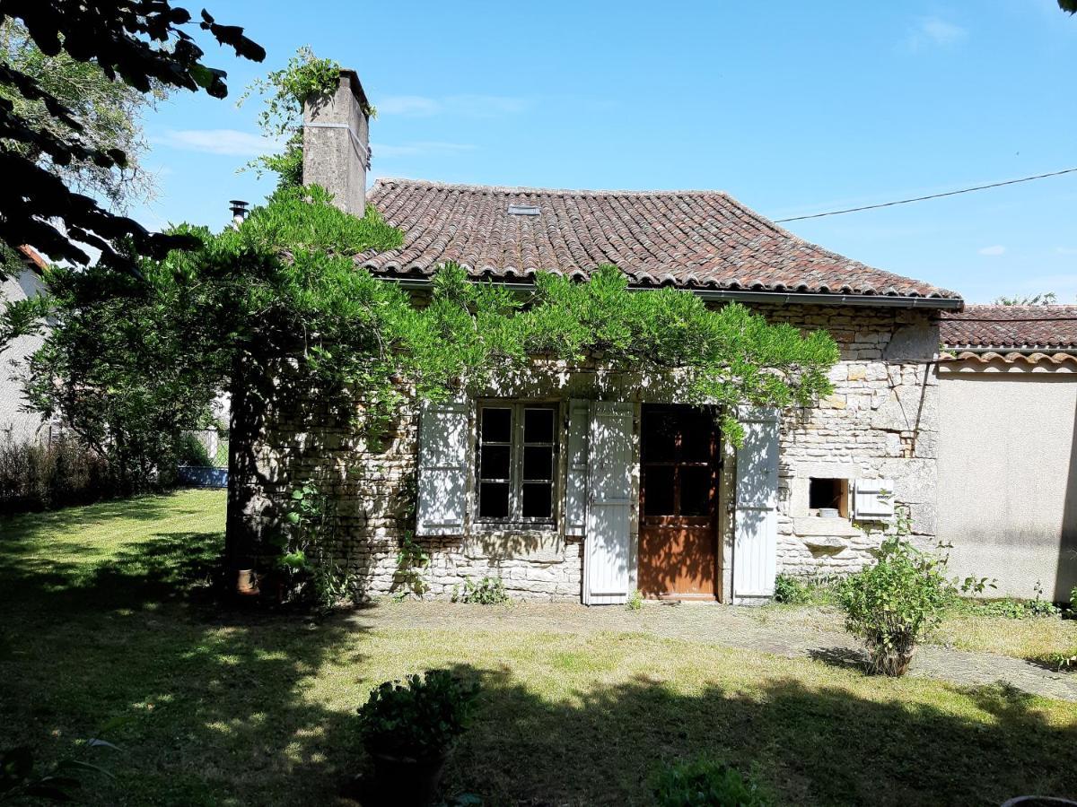 Wisteria Cottage Les Adjots Bagian luar foto