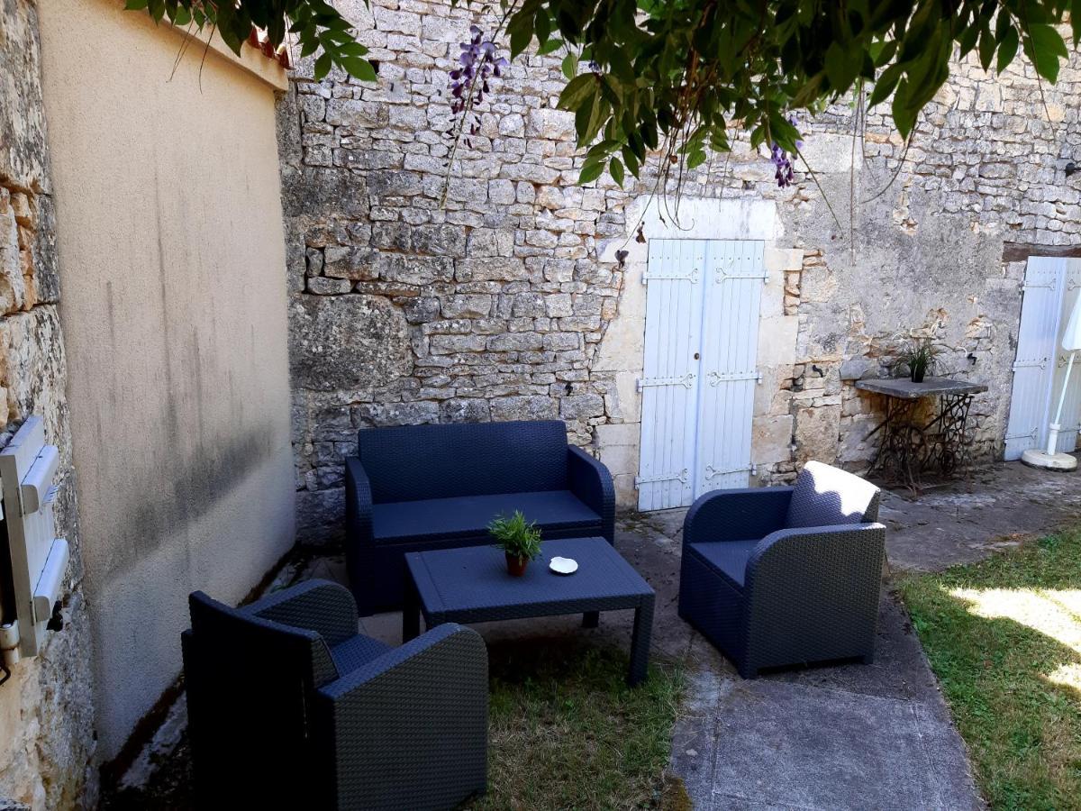 Wisteria Cottage Les Adjots Bagian luar foto